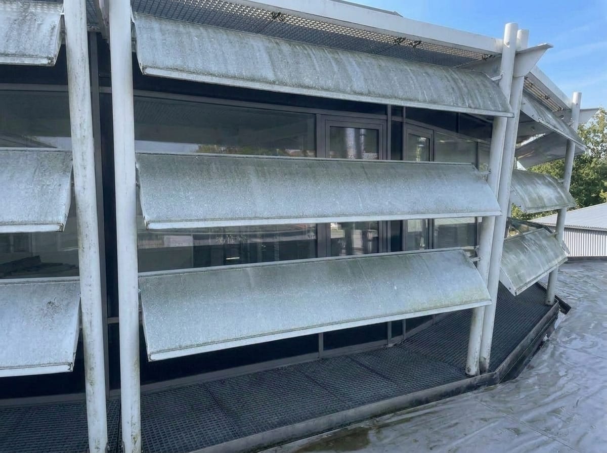 Sonnenschutzlamellen an einem Bürogebäude, vorher